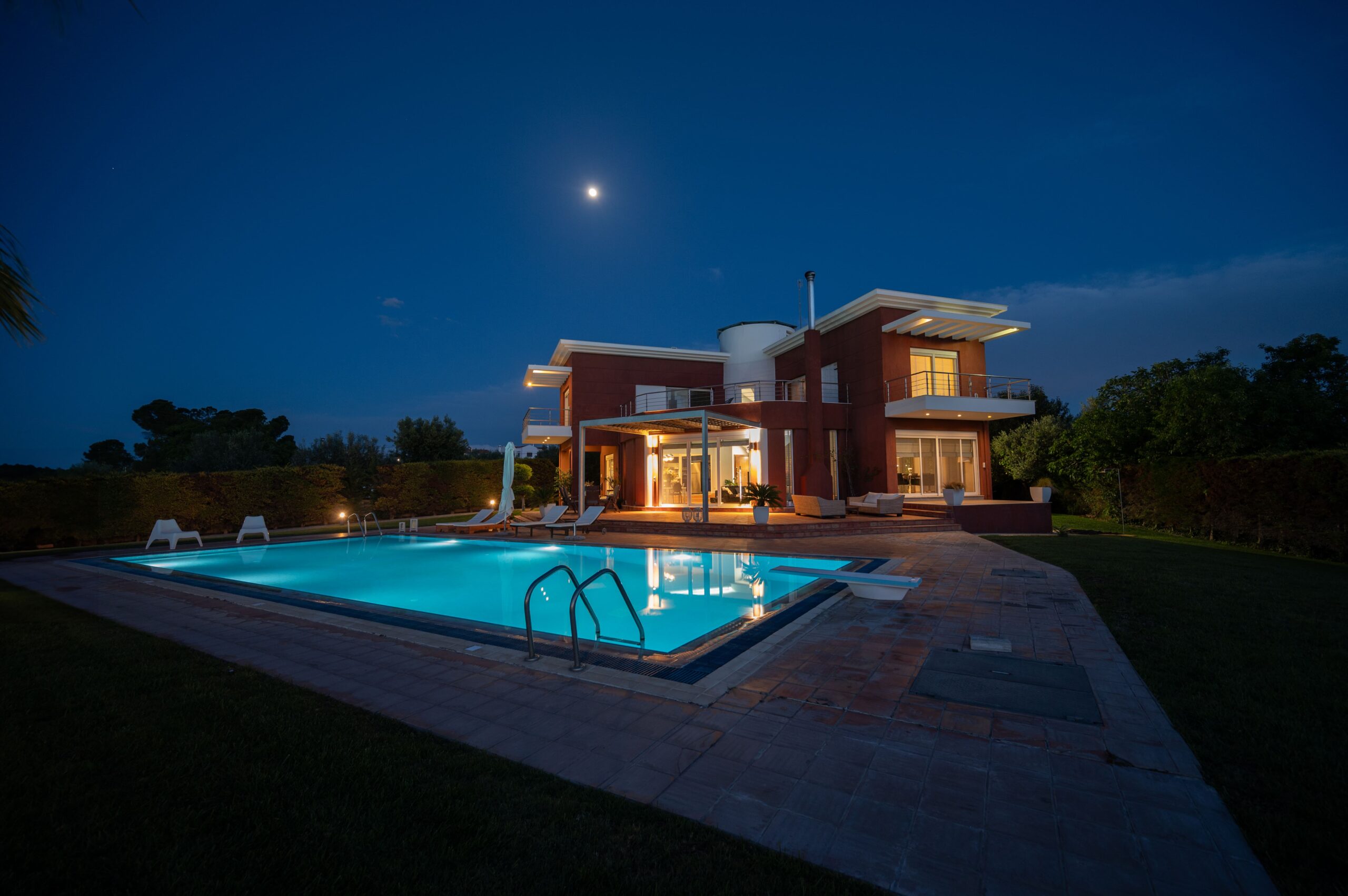 Long-range image capturing villa’s position in the natural environment